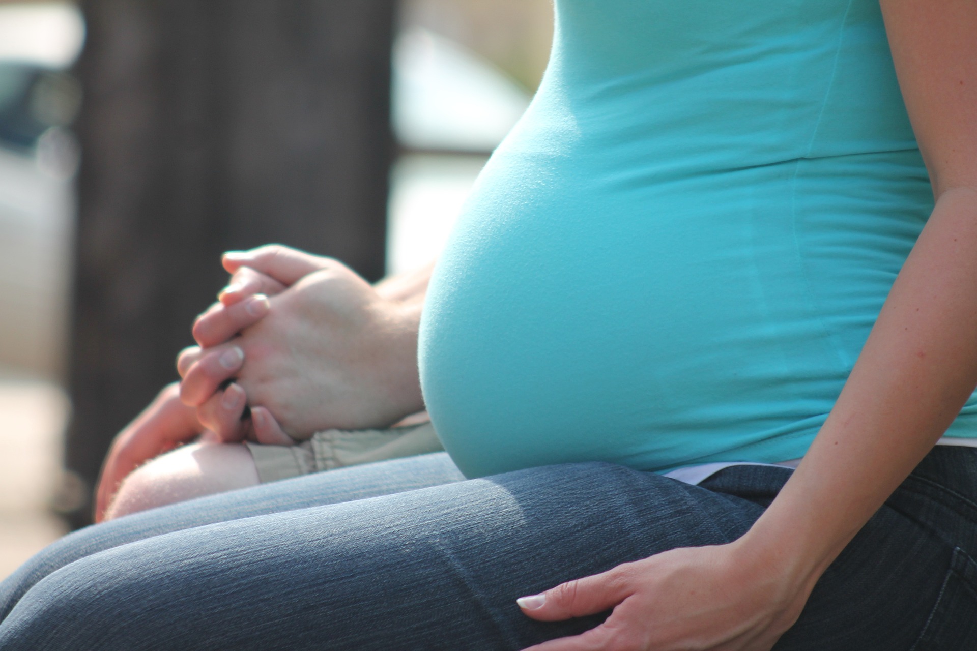 טסים כל המשפחה יחד – גם עם התינוק שבבטן: 5 טיפים לטיסה נוחה ושקטה גם בהיריון