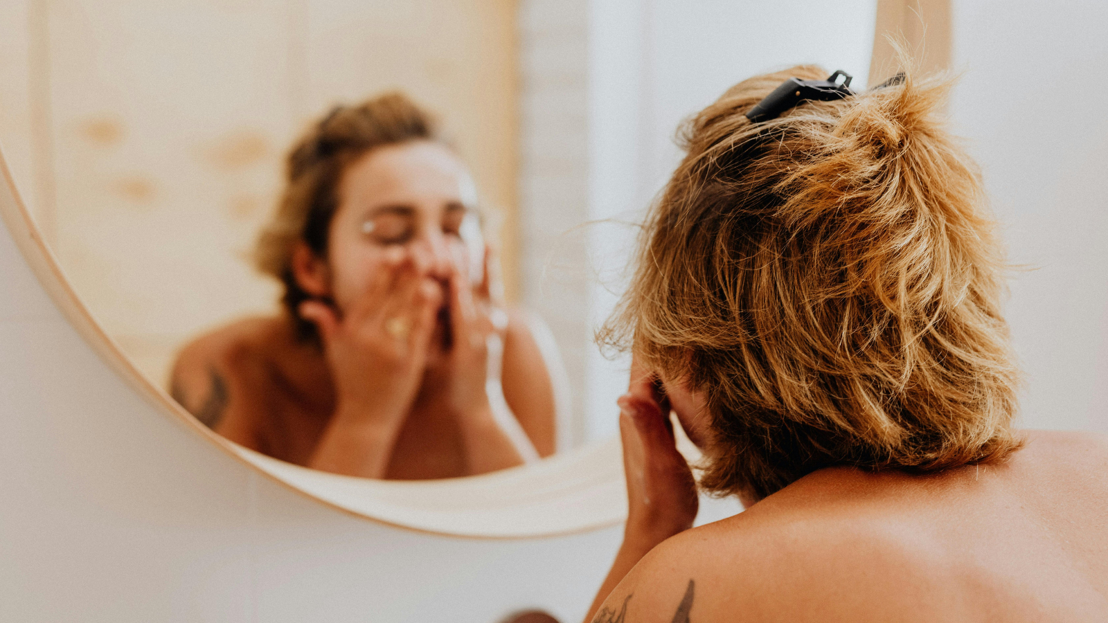 איך לשמור על עור פנים צעיר